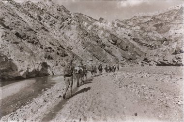  Kanyon boş nehir birçok kişi hiking 