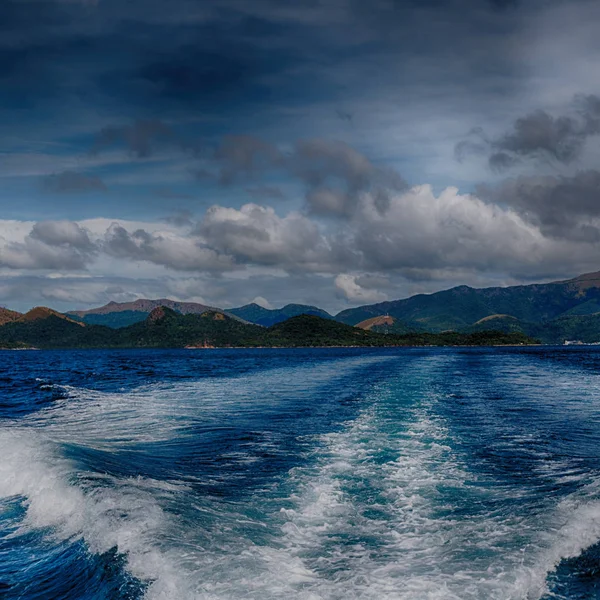 Borrão Filipinas Uma Vista Barco Oceano Pacífico Fundo Montanha — Fotografia de Stock