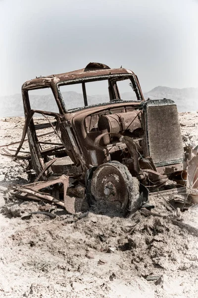 In the  old  village  rusty antique car  and hot — Stock Photo, Image