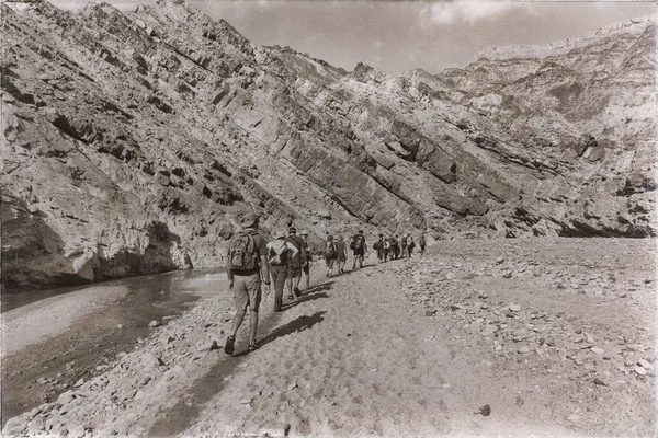 In de canyon lege rivier veel mensen wandelen — Stockfoto