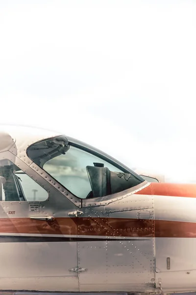 Parken im Flughafenfenster eines wenig beliebten Flugzeugs — Stockfoto