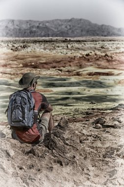 dalol Etiyopya'da bir backpacker depresyon volkan land yakınındaki