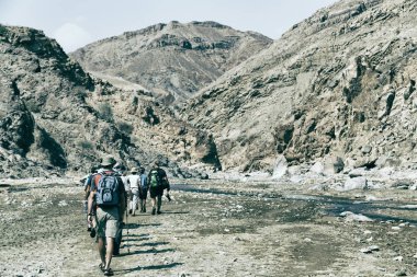 Etiyopya'da Afrika bir sürü insan Kanyon boş nehre hiking