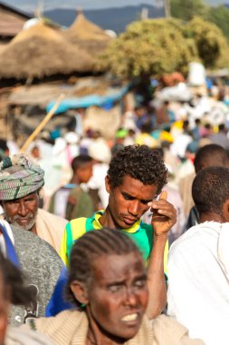 Etiyopya, Lalibela-Ocak 2018--içinde belgili tanımlık çarşı genna celebratio sırasında kimliği belirsiz kişi dolaylarında