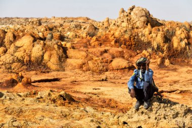  siyah bir asker ve silahını yatılı arıyorsunuz