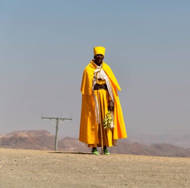  Etiyopya, Lalibela-Aralık 2017--tanımlanamayan rahip sokakta yürürken yaklaşık  