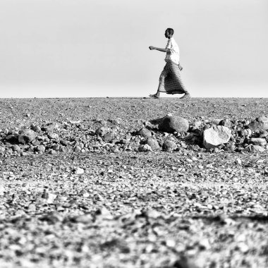 Etiyopya, Danakil-Ocak 2018--rock çölde yürüyen kimliği belirsiz adam yaklaşık