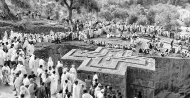 Etiyopya, Lalibela-Ocak 2018--genna kutlama ve churc kalabalık içinde kimliği belirsiz kişi dolaylarında