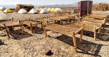 hasır danakil Etiyopya Afrika Milli Parkı turistik ve tipik oitside ahşap yatak için kamp için yapılan 