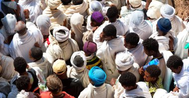 Etiyopya, Lalibela-Ocak 2018--genna celebratio kalabalık içinde kimliği belirsiz kişi dolaylarında