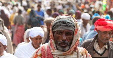 Etiyopya, Lalibela-Ocak 2018--içinde belgili tanımlık çarşı genna celebratio sırasında kimliği belirsiz kişi dolaylarında