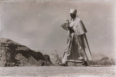  Etiyopya, Lalibela-Aralık 2017--tanımlanamayan rahip sokakta yürürken yaklaşık  