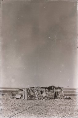 Etiyopya Afrika'da insanların taş çöldeki zavallı bir eve