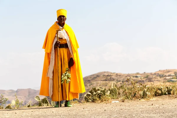 Ethiopia Lalibela Circa December 2017 Неизвестный Священник Идущий Улице — стоковое фото