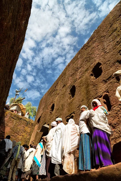 Etiyopya, Lalibela-Ocak 2018--genna celebratio kalabalık içinde kimliği belirsiz kişi dolaylarında