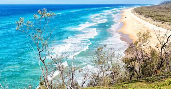 La playa cerca de las rocas en la ola del océano — Foto de Stock