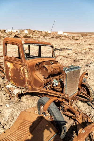 In het oude dorp roestig antieke auto en warm — Stockfoto