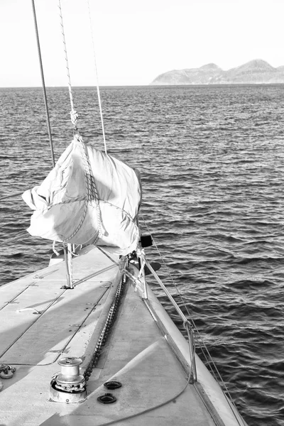 在澳大利亚小船和轻的双体船甲板概念的运动和放松 — 图库照片