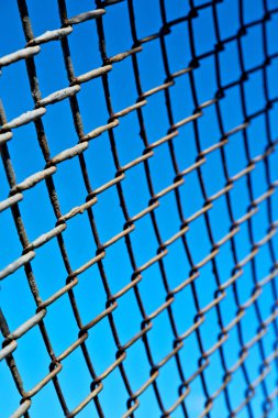 arka planda gökyüzü gibi bir metal ızgara yüzey soyut doku