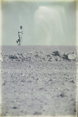 Etiyopya, Danakil-Ocak 2018--rock çölde yürüyen kimliği belirsiz adam yaklaşık