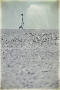  gökyüzüne danakil Etiyopya Afrika bir yürüyen adam 