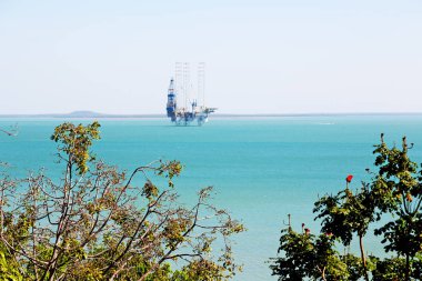  bir off shore platformu açık okyanusta