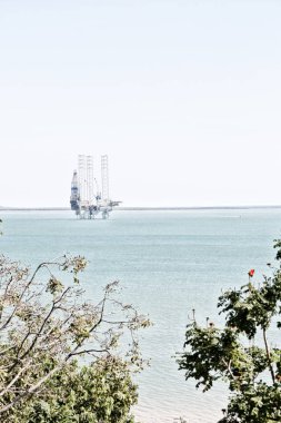  bir off shore platformu açık okyanusta