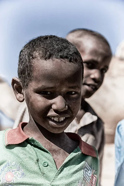 Na Etiópia áfrica jovem rapaz no mercado de camelos — Fotografia de Stock