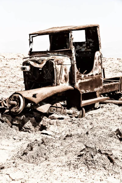 Ve staré vesnici rezavé antique auto a za tepla — Stock fotografie