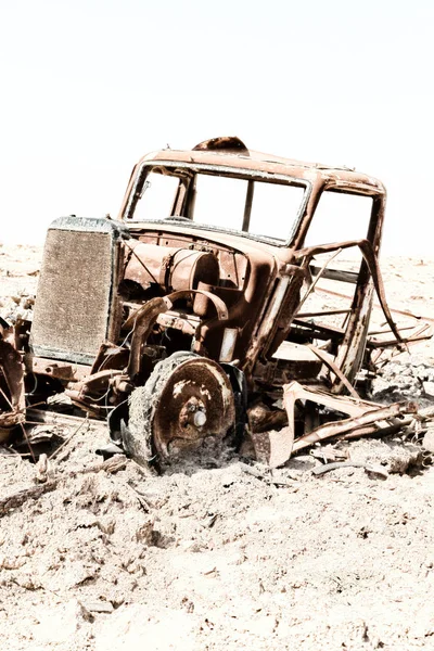 En el antiguo pueblo oxidado coche antiguo y caliente —  Fotos de Stock