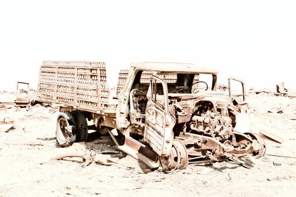 In the  old  village  rusty antique car and hot — Stock Photo, Image