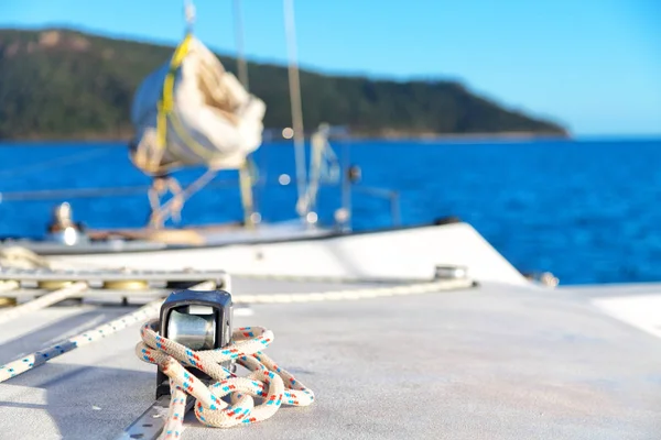 Une vieille corde de catamaran dans le ciel comme concept abstrait — Photo