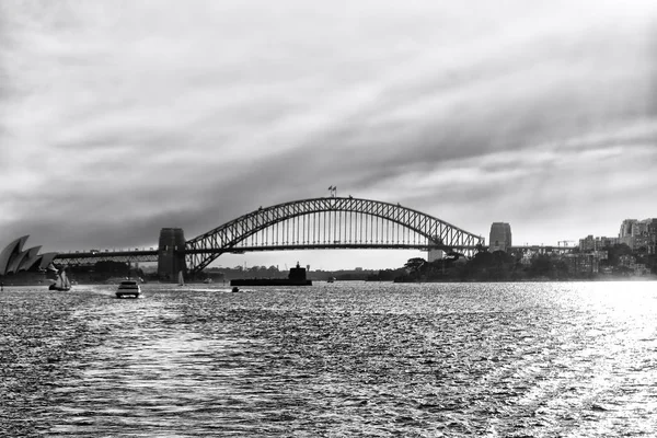 De baai van sydney en de brug — Stockfoto