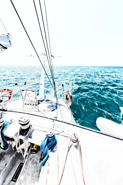 Concept de sport et de détente sur le pont du catamaran — Photo