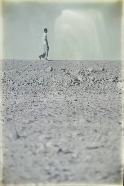 Etiyopya, Danakil-Ocak 2018--rock çölde yürüyen kimliği belirsiz adam yaklaşık