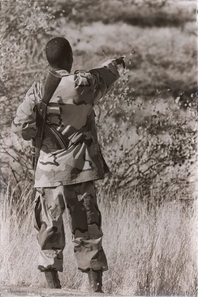 非洲在埃塞俄比亚的土地一个黑人士兵和他的枪看着边境 — 图库照片