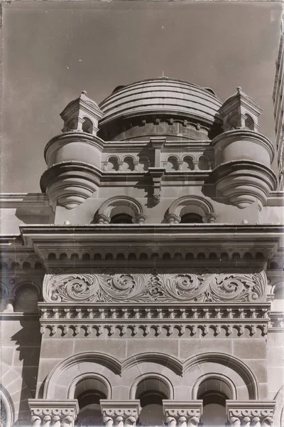 El edificio antiguo y la cúpula — Foto de Stock