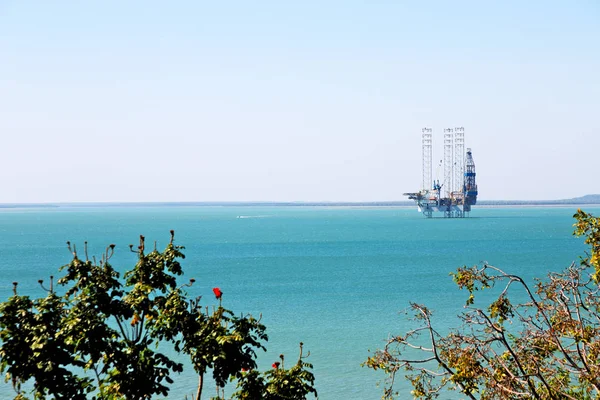  bir off shore platformu açık okyanusta