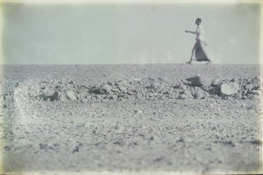 Etiyopya, Danakil-Ocak 2018--rock çölde yürüyen kimliği belirsiz adam yaklaşık