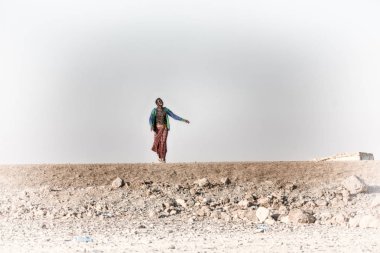 Etiyopya, Danakil-Ocak 2018--rock çölde yürüyen kimliği belirsiz adam yaklaşık
