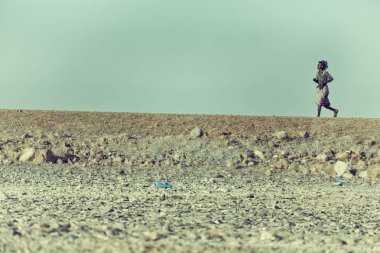 Etiyopya, Danakil-Ocak 2018--rock çölde yürüyen kimliği belirsiz adam yaklaşık