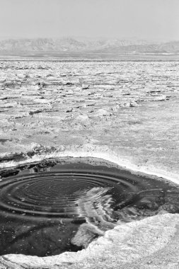 Danakil Etiyopya Afrika'da siyah göl ile kaynar yağ ve ho