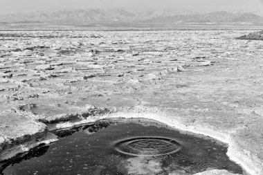 Danakil Etiyopya Afrika'da siyah göl ile kaynar yağ ve ho