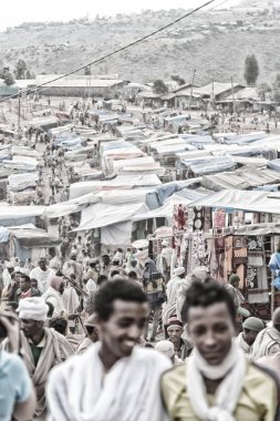 Etiyopya, Lalibela-Ocak 2018--içinde belgili tanımlık çarşı genna celebratio sırasında kimliği belirsiz kişi dolaylarında