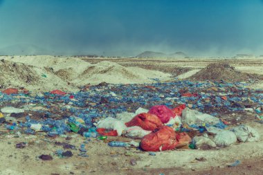 Etiyopya Afrika'da atma çöp ve plastik şişe city yakınındaki oteller