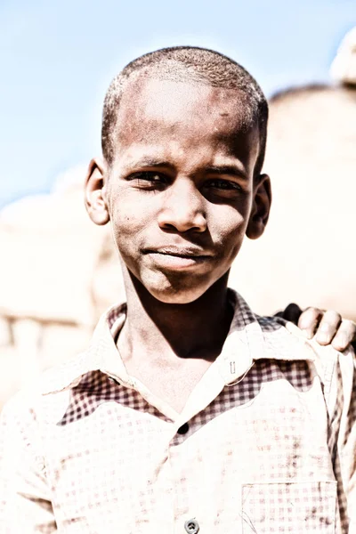 Na Etiópia áfrica jovem rapaz no mercado de camelos — Fotografia de Stock
