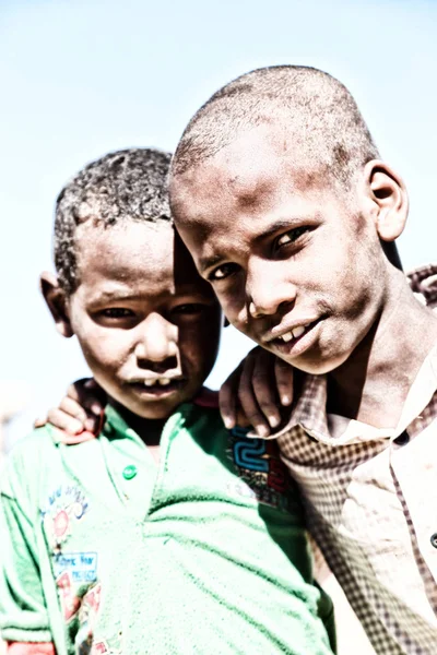 Na Etiópia áfrica meninos no mercado de camelos — Fotografia de Stock