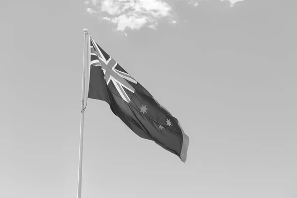 Dans le ciel clair le drapeau ondulant — Photo