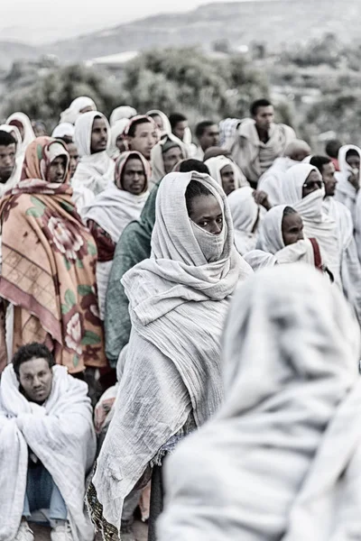 Etiyopya, Lalibela-Ocak 2018--genna celebratio kalabalık içinde kimliği belirsiz kişi dolaylarında