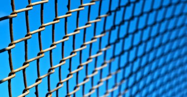 arka planda gökyüzü gibi bir metal ızgara yüzey soyut doku